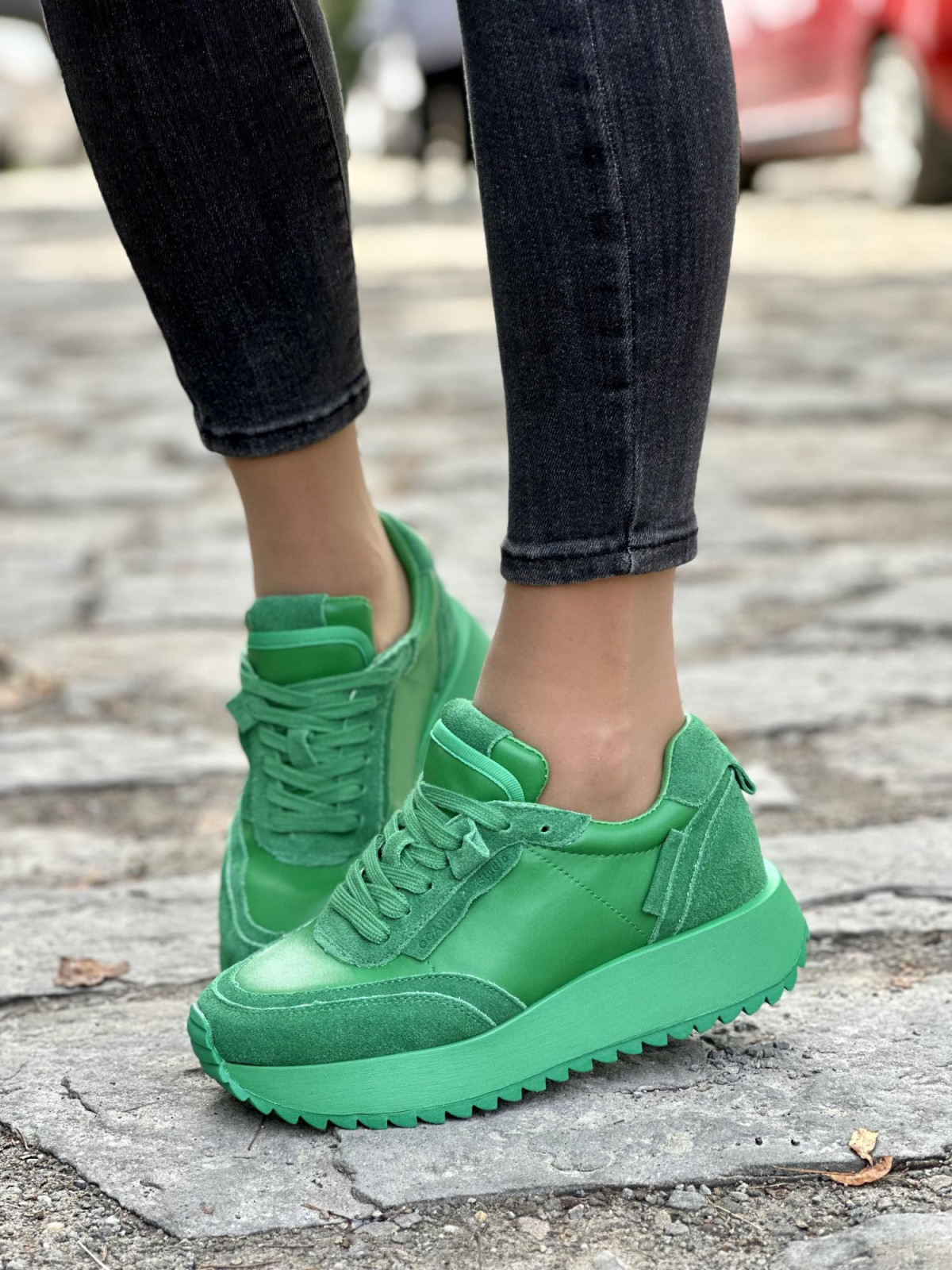 Sneakersy skórzane w intensywnym zielonym kolorze