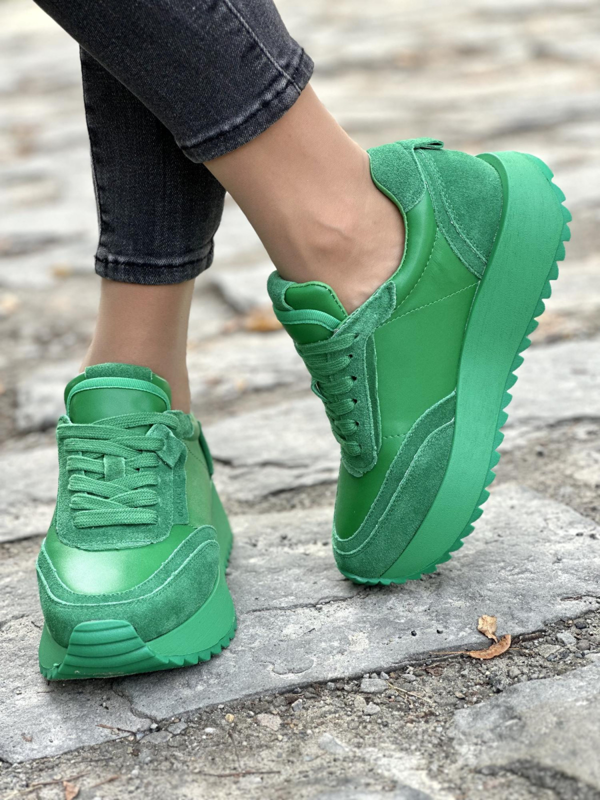 Sneakersy skórzane w intensywnym zielonym kolorze