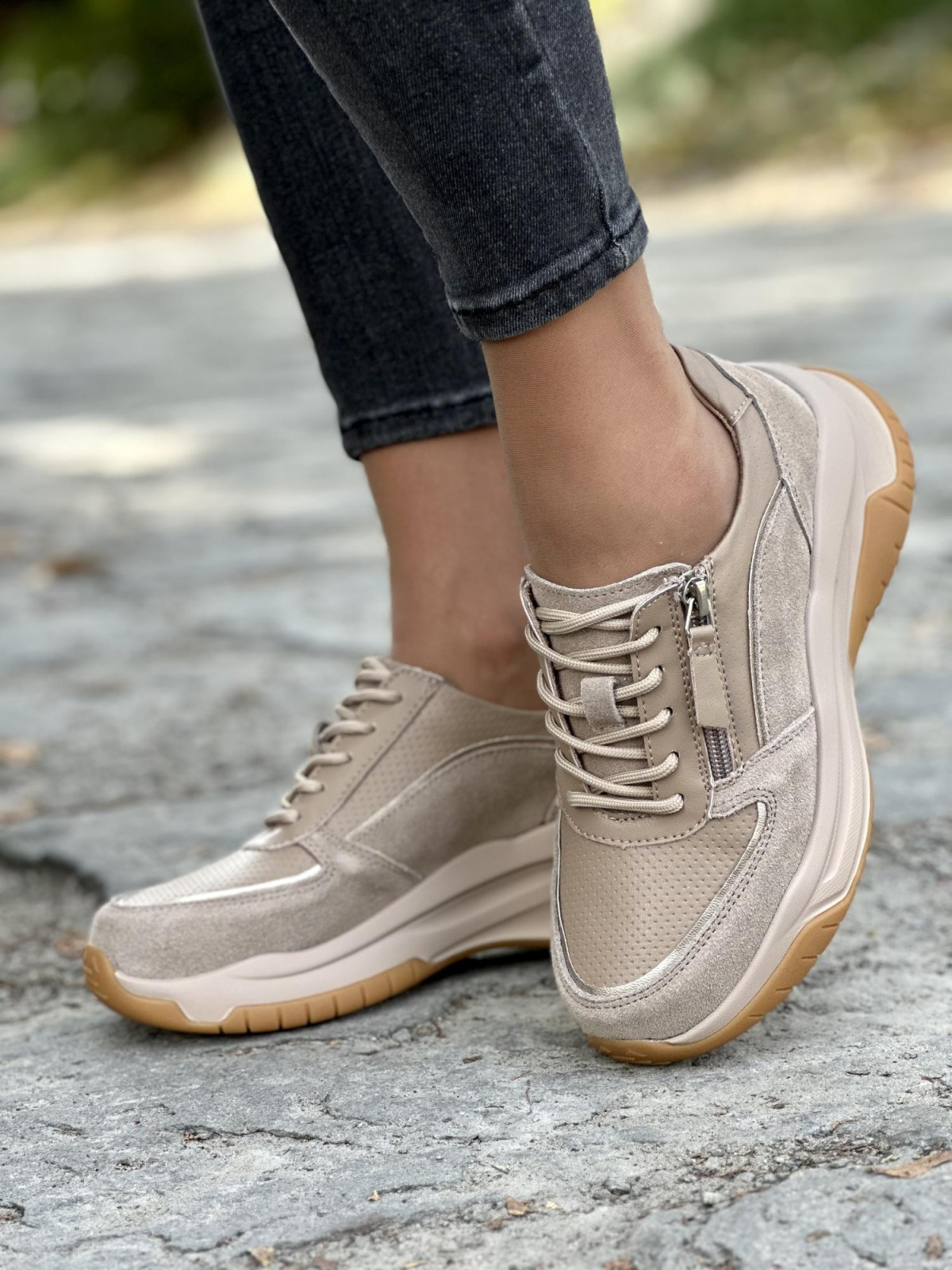 Beżowe sneakersy ze skóry naturalnej