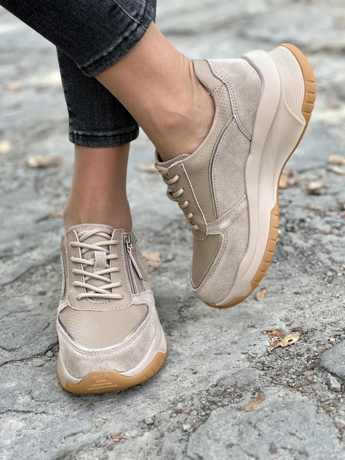 Beżowe sneakersy ze skóry naturalnej