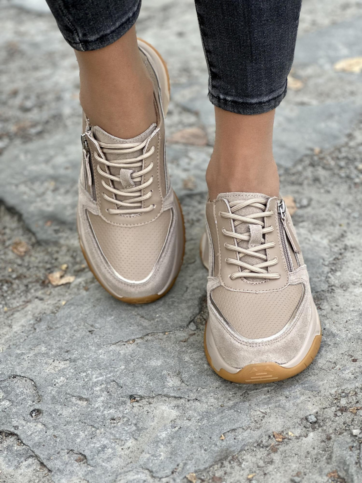 Beżowe sneakersy ze skóry naturalnej