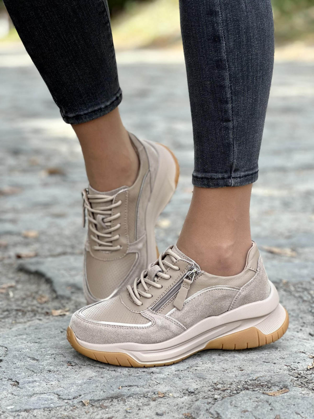 Beżowe sneakersy ze skóry naturalnej