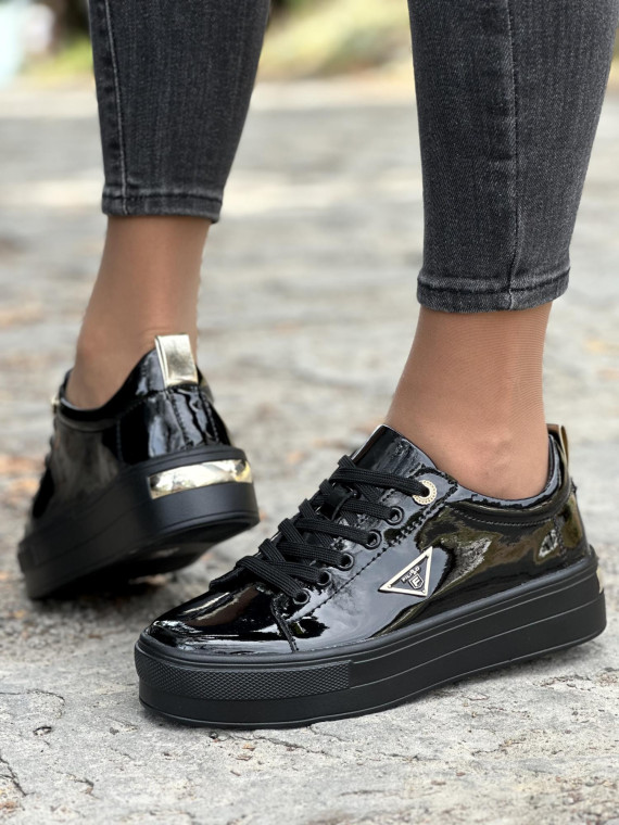 Czarne lakierowane trampki ze skóry naturalnej