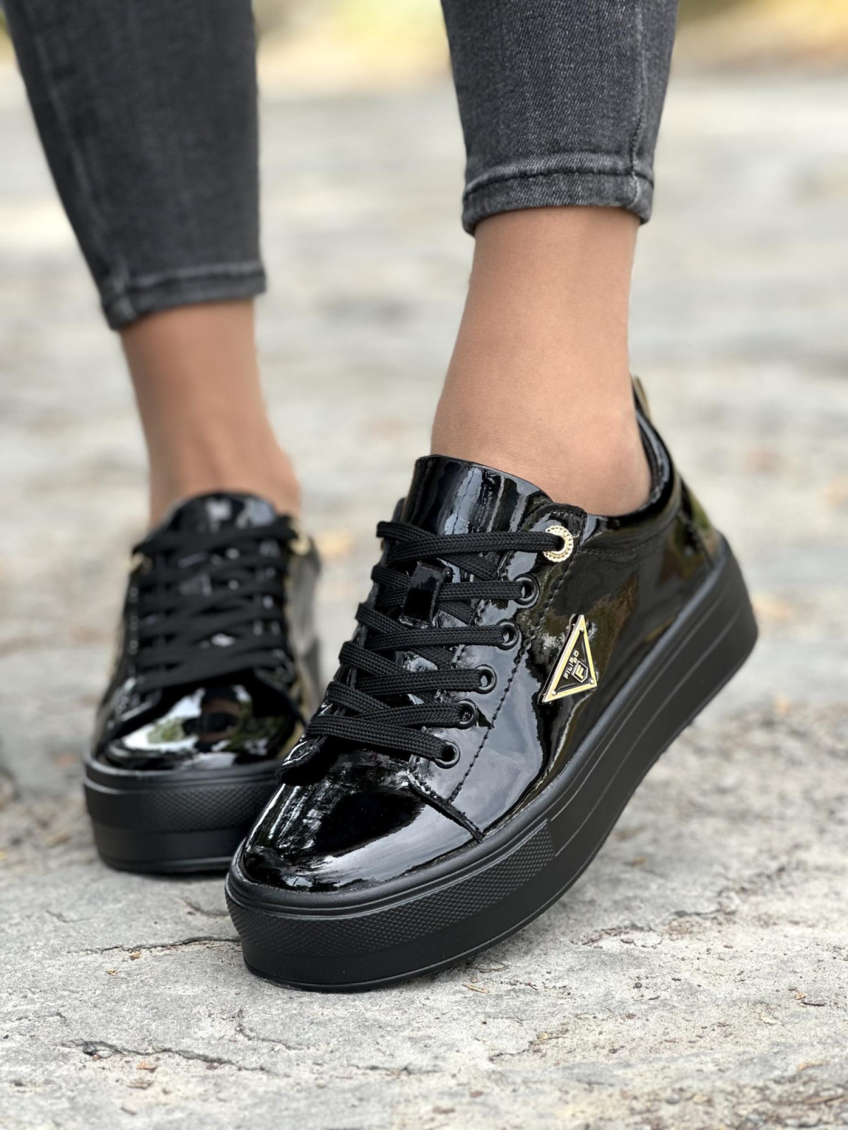 Czarne lakierowane trampki ze skóry naturalnej