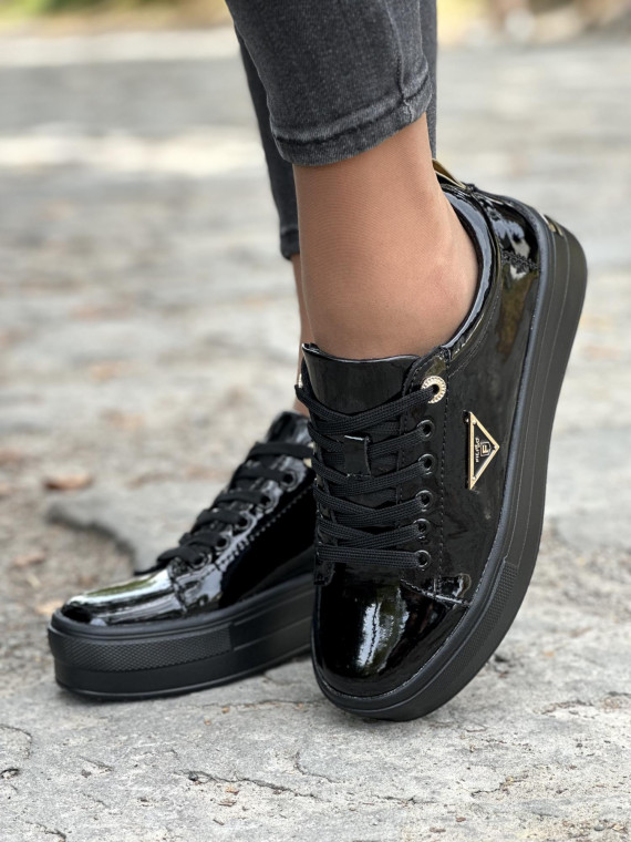 Czarne lakierowane trampki ze skóry naturalnej