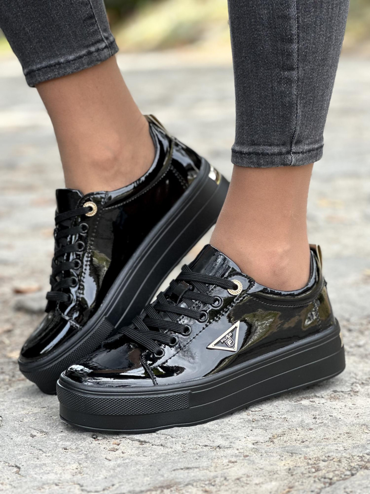 Czarne lakierowane trampki ze skóry naturalnej