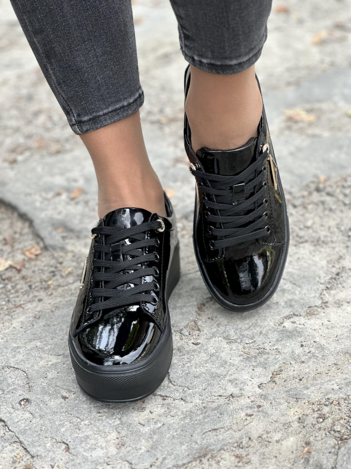 Czarne lakierowane trampki ze skóry naturalnej