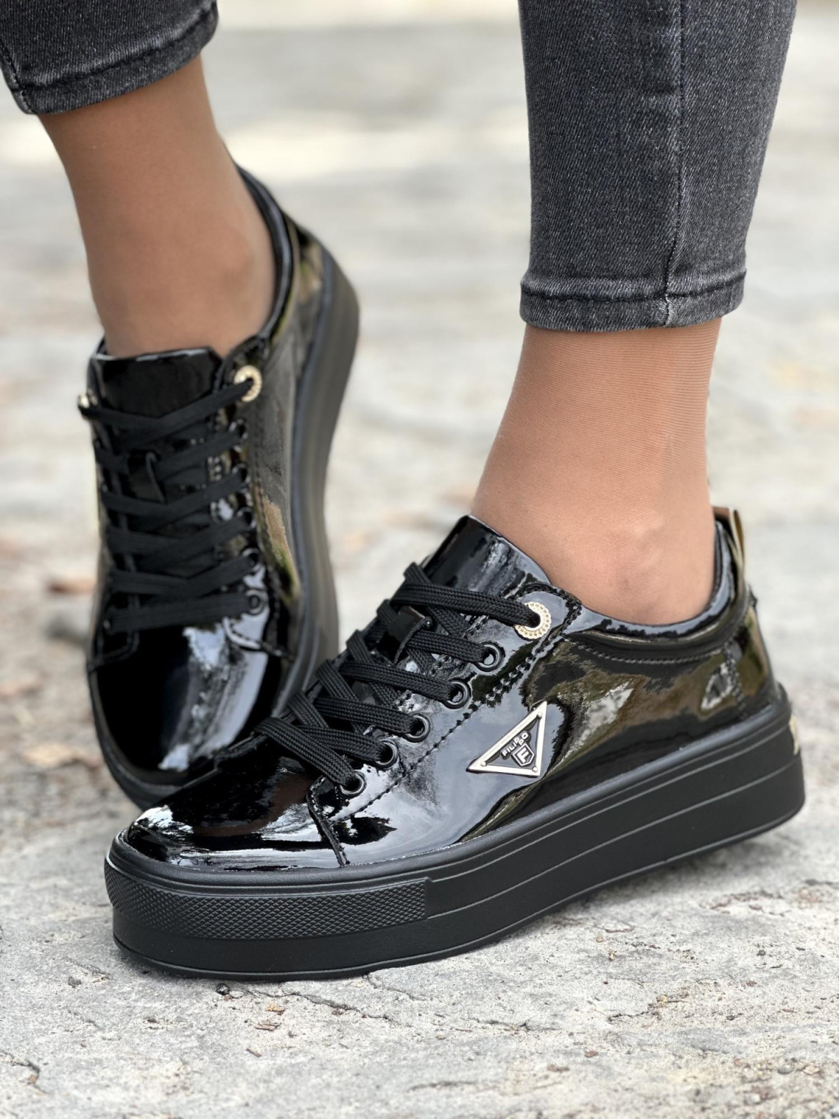 Czarne lakierowane trampki ze skóry naturalnej