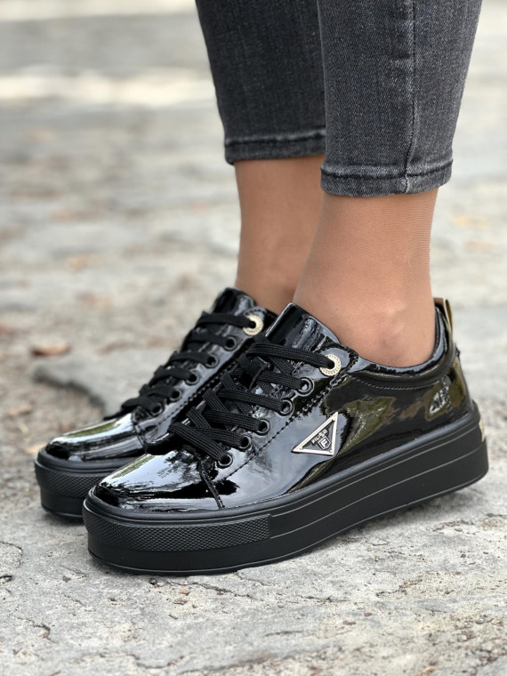 Czarne lakierowane trampki ze skóry naturalnej