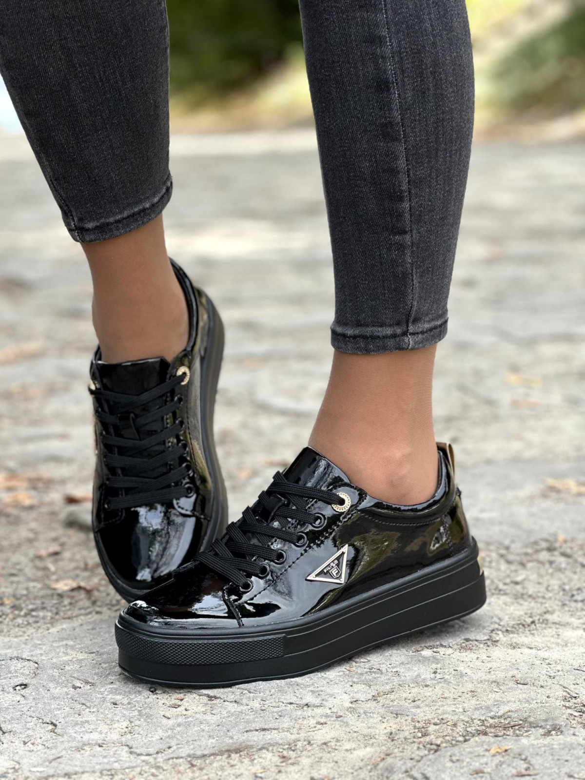 Czarne lakierowane trampki ze skóry naturalnej