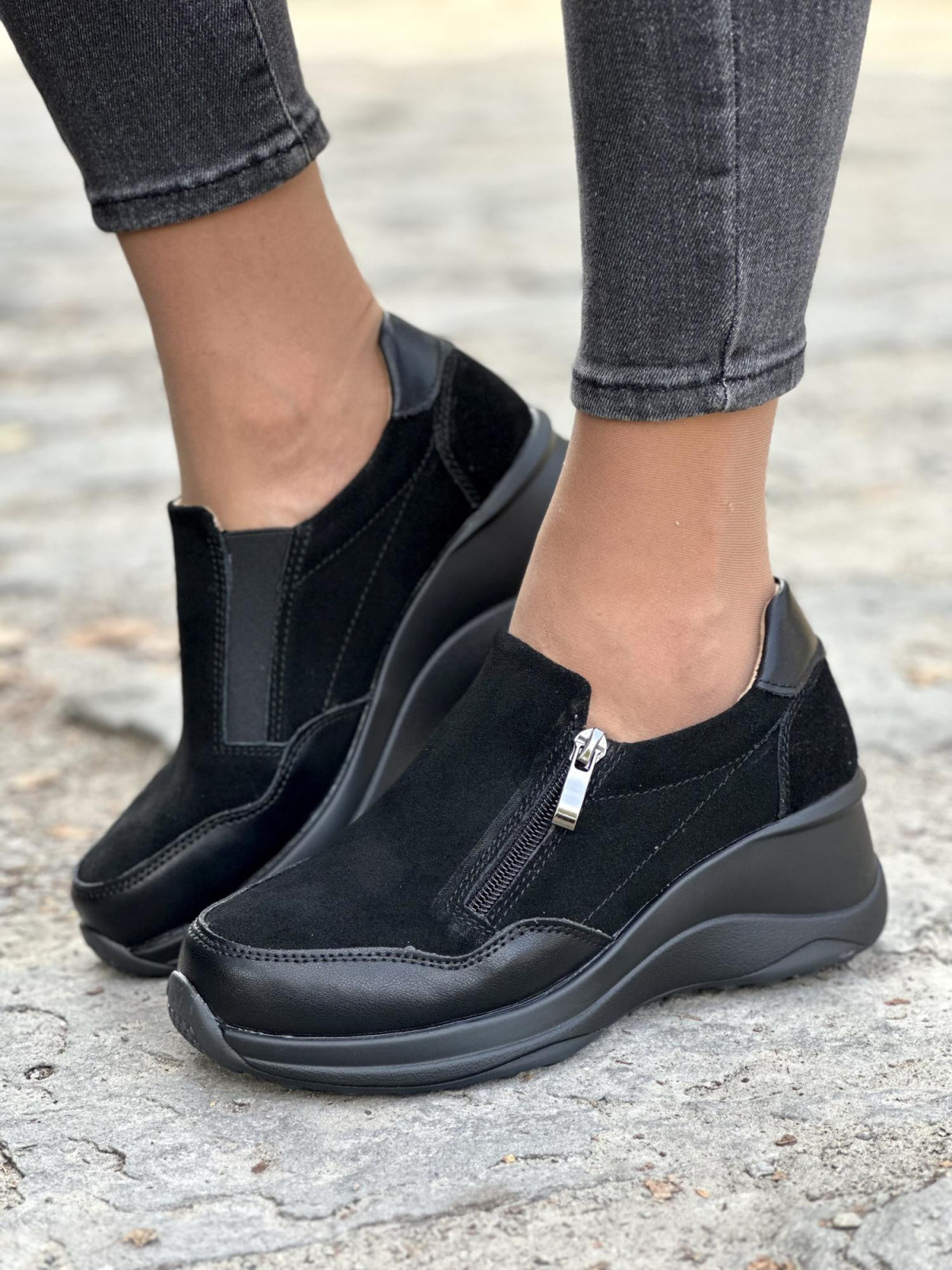 Czarne półbuty na koturnie ze skóry naturalnej
