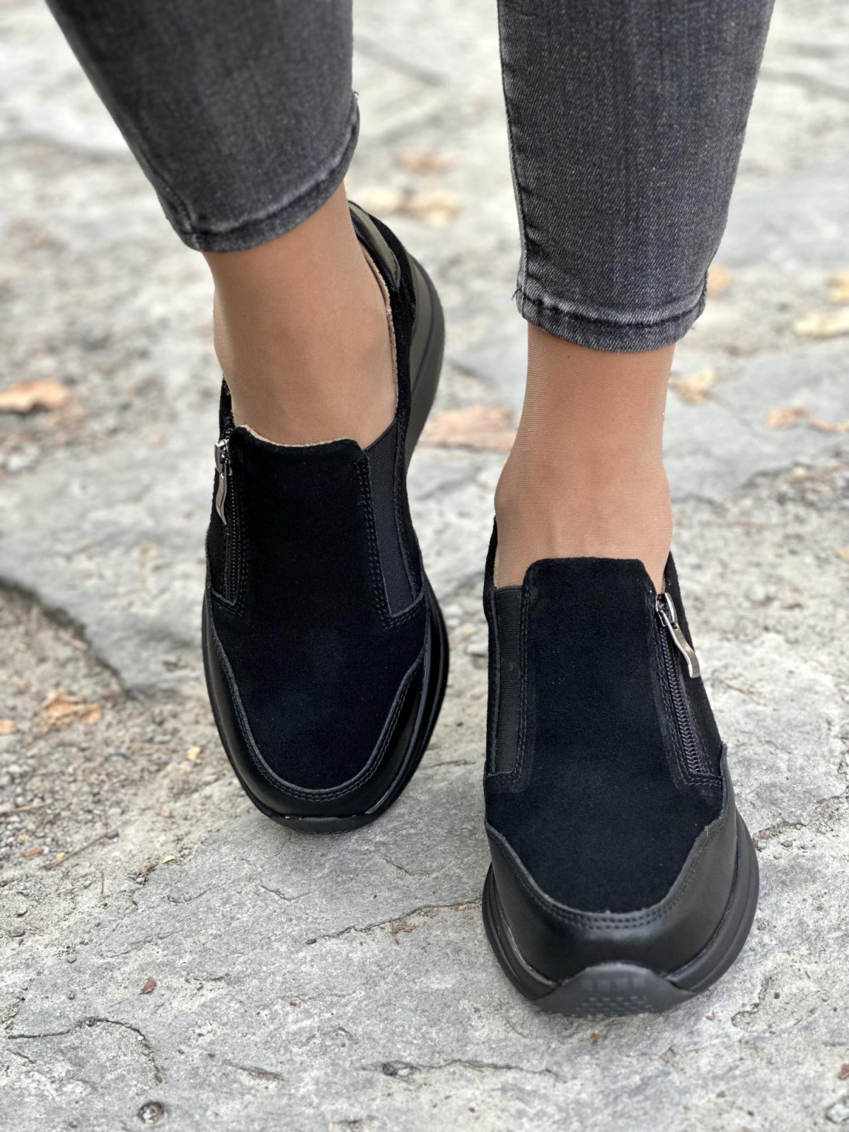 Czarne półbuty na koturnie ze skóry naturalnej