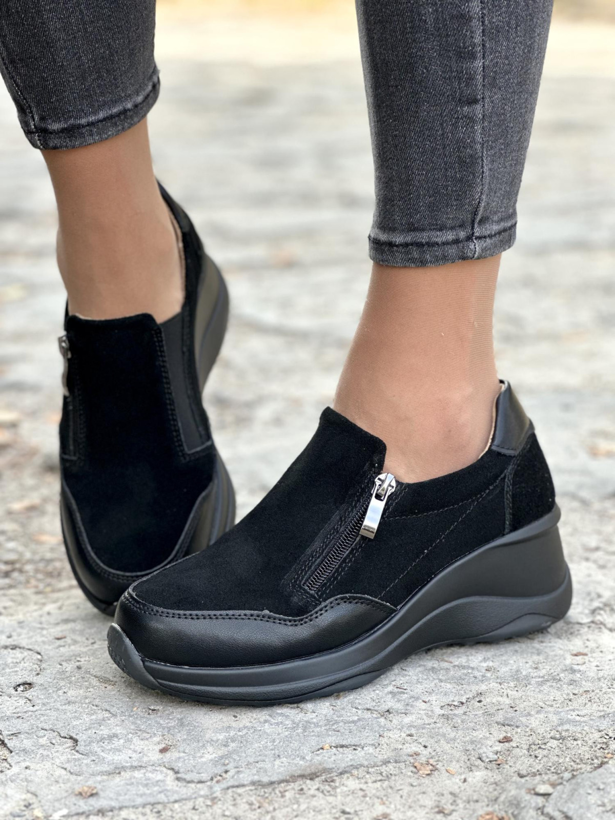 Czarne półbuty na koturnie ze skóry naturalnej