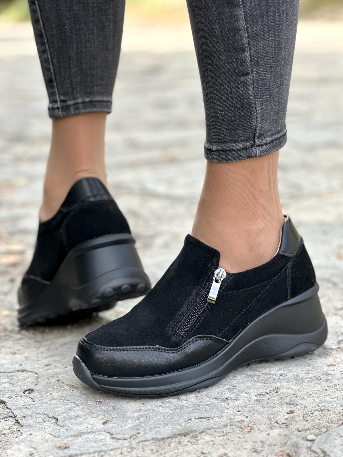 Czarne półbuty na koturnie ze skóry naturalnej