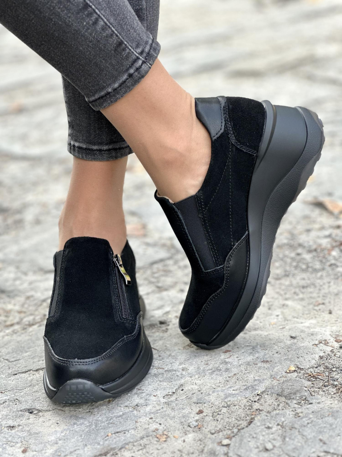 Czarne półbuty na koturnie ze skóry naturalnej