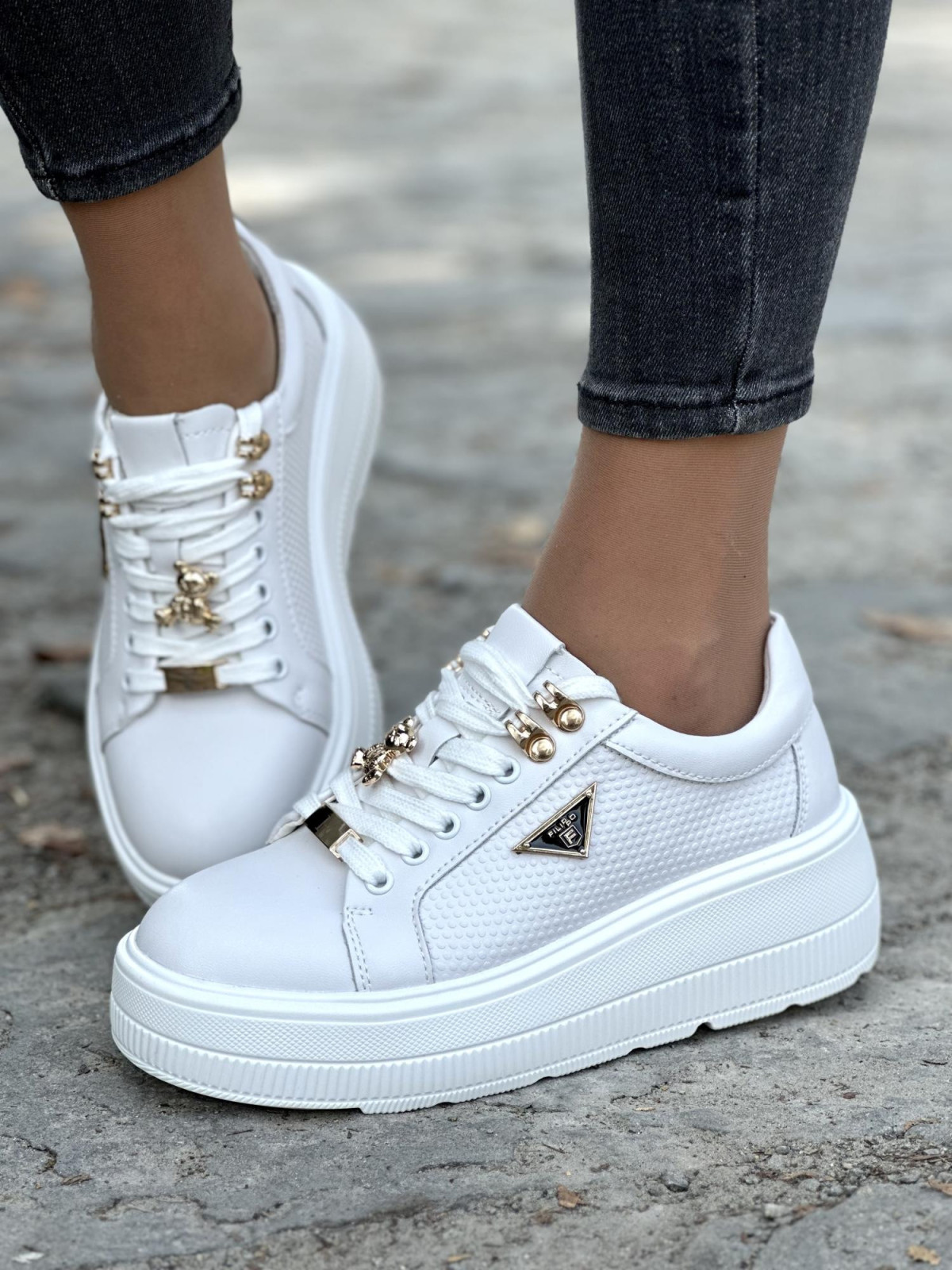 Białe sneakersy ze skóry naturalnej