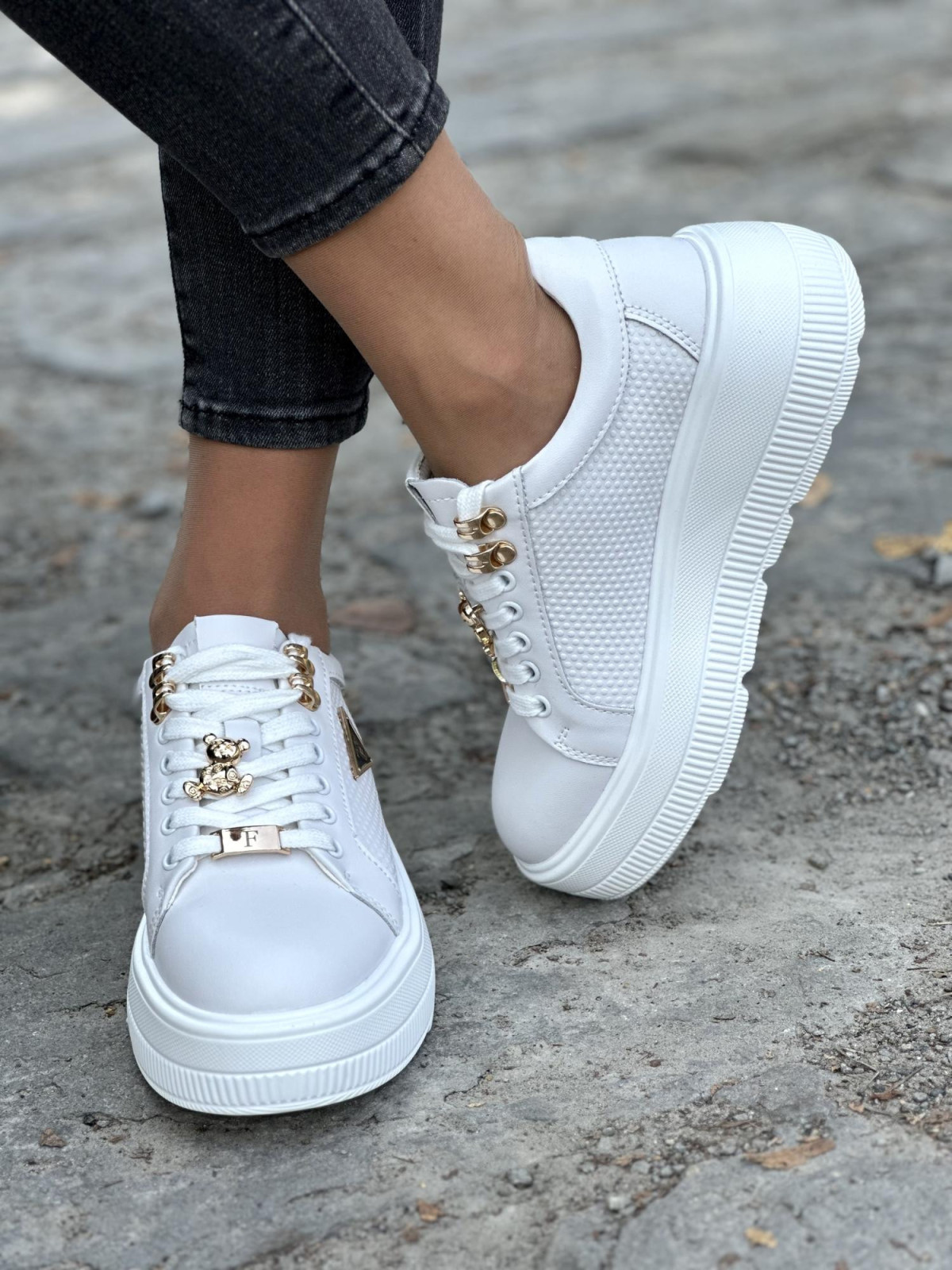 Białe sneakersy ze skóry naturalnej