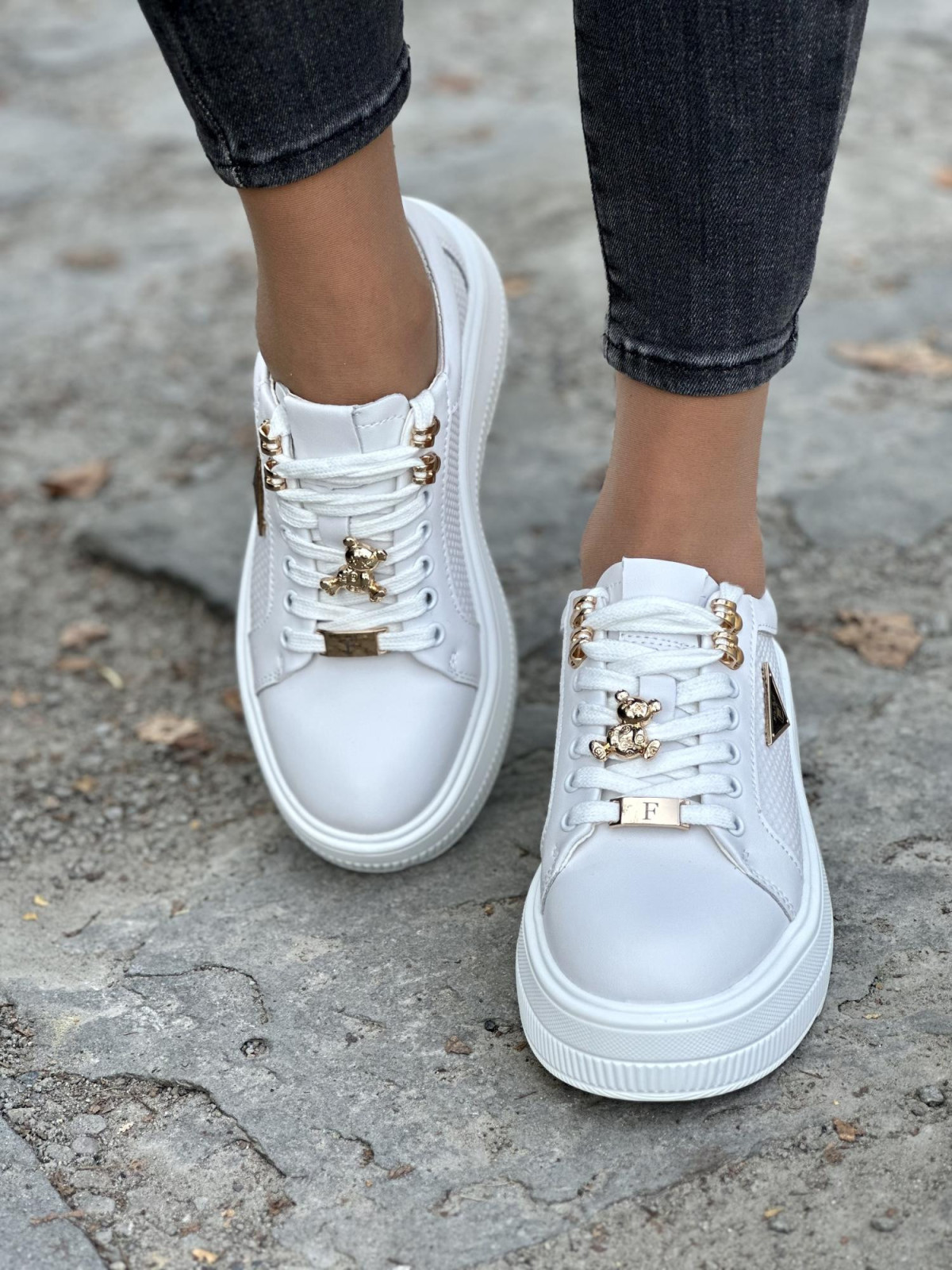 Białe sneakersy ze skóry naturalnej