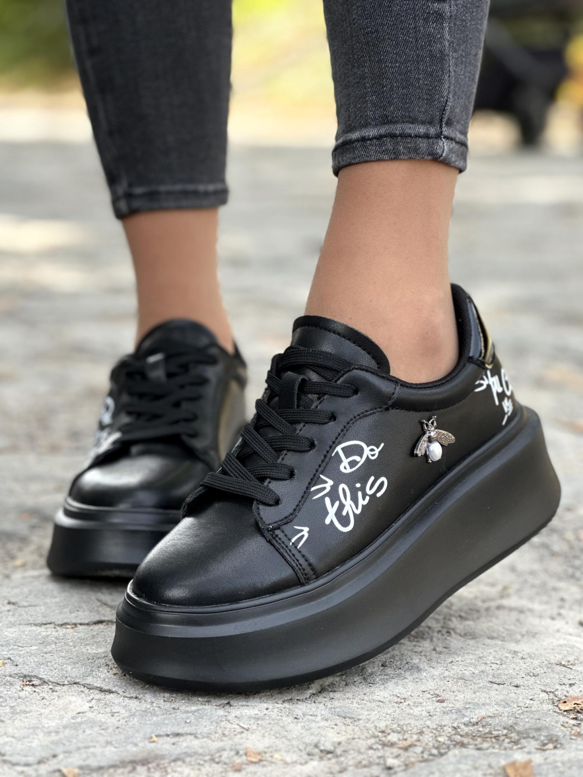 Czarne sneakersy ze skóry naturalnej z oryginalnymi detalami