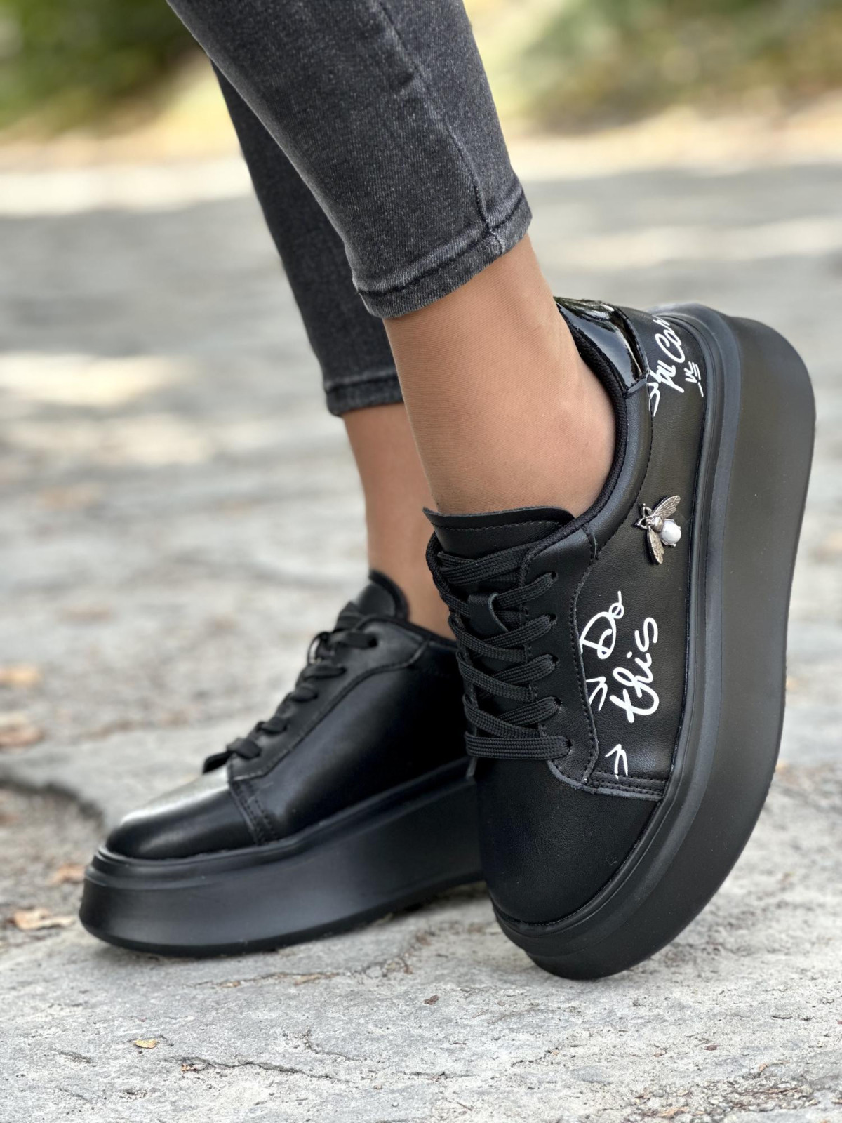 Czarne sneakersy ze skóry naturalnej z oryginalnymi detalami