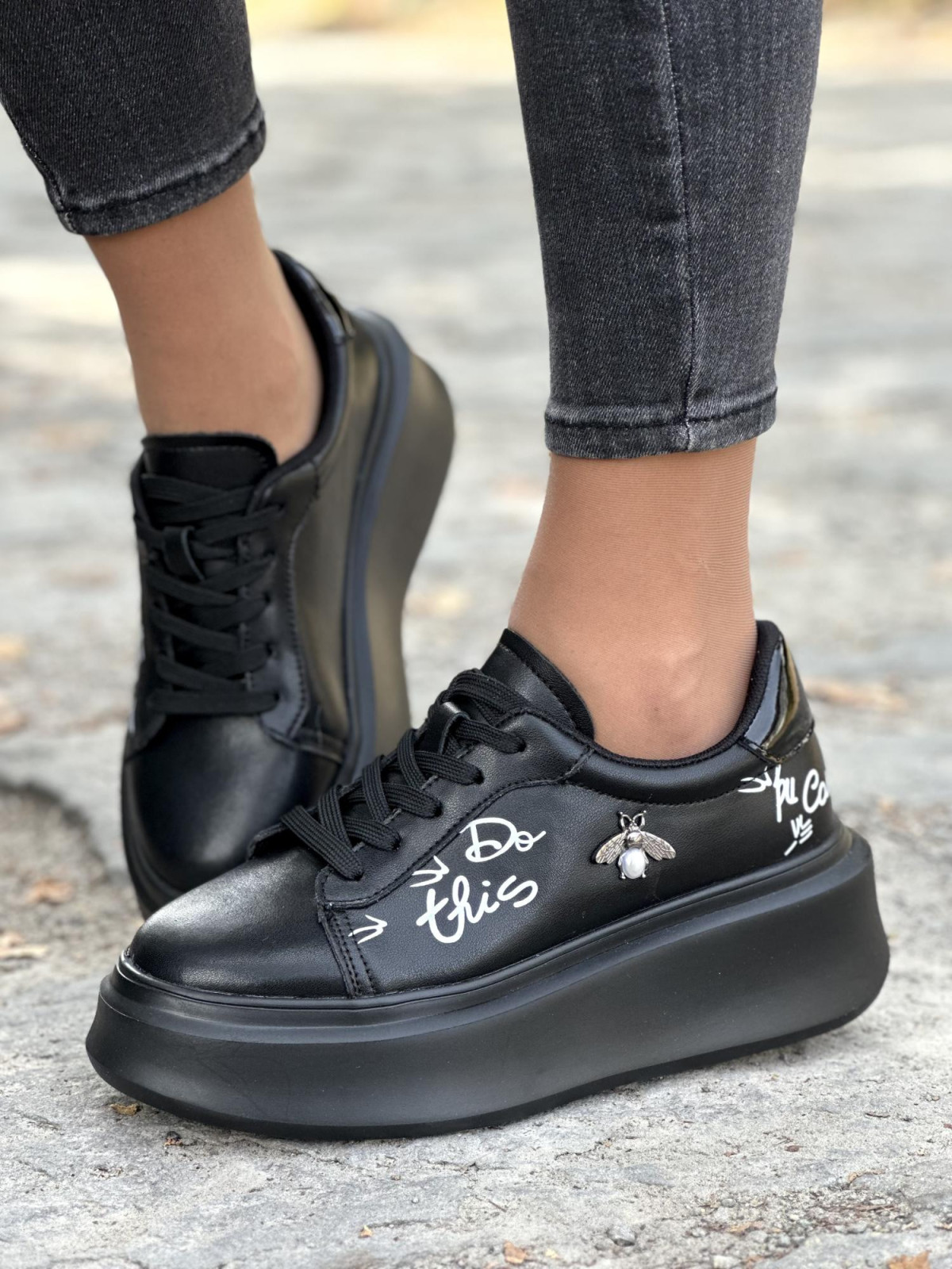 Czarne sneakersy ze skóry naturalnej z oryginalnymi detalami