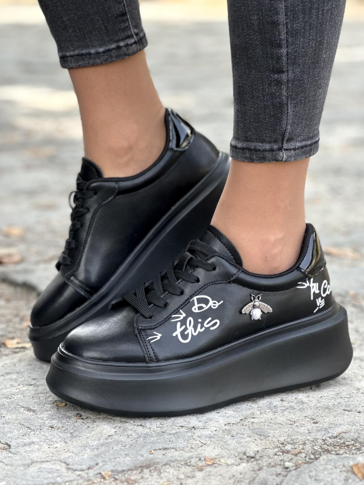 Czarne sneakersy ze skóry naturalnej z oryginalnymi detalami