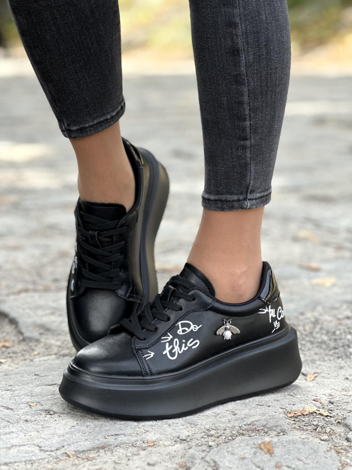 Czarne sneakersy ze skóry naturalnej z oryginalnymi detalami