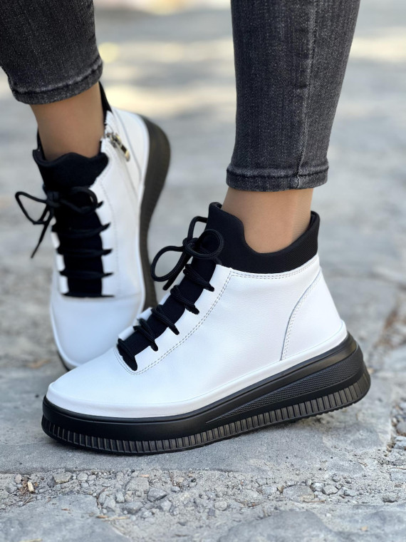 Białe botki ze skóry naturalnej