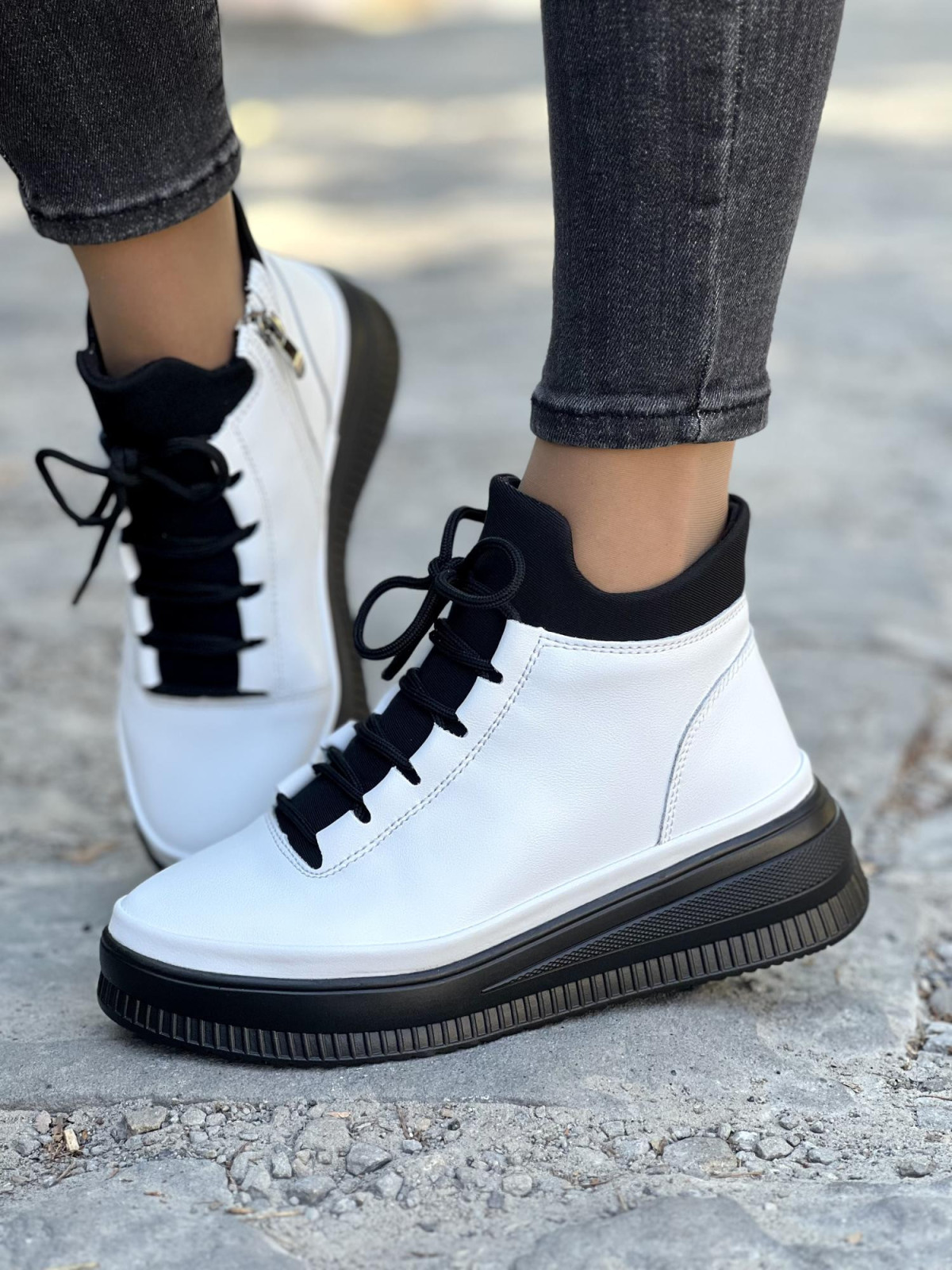 Białe botki ze skóry naturalnej