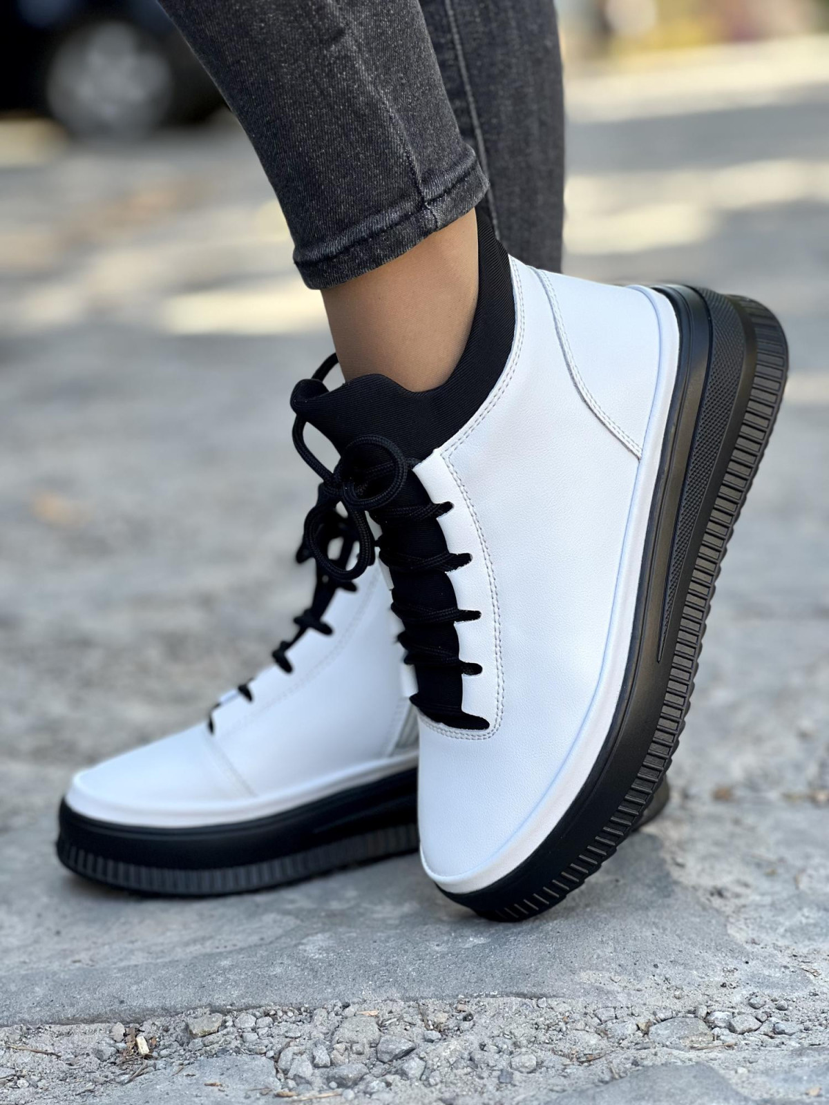 Białe botki ze skóry naturalnej