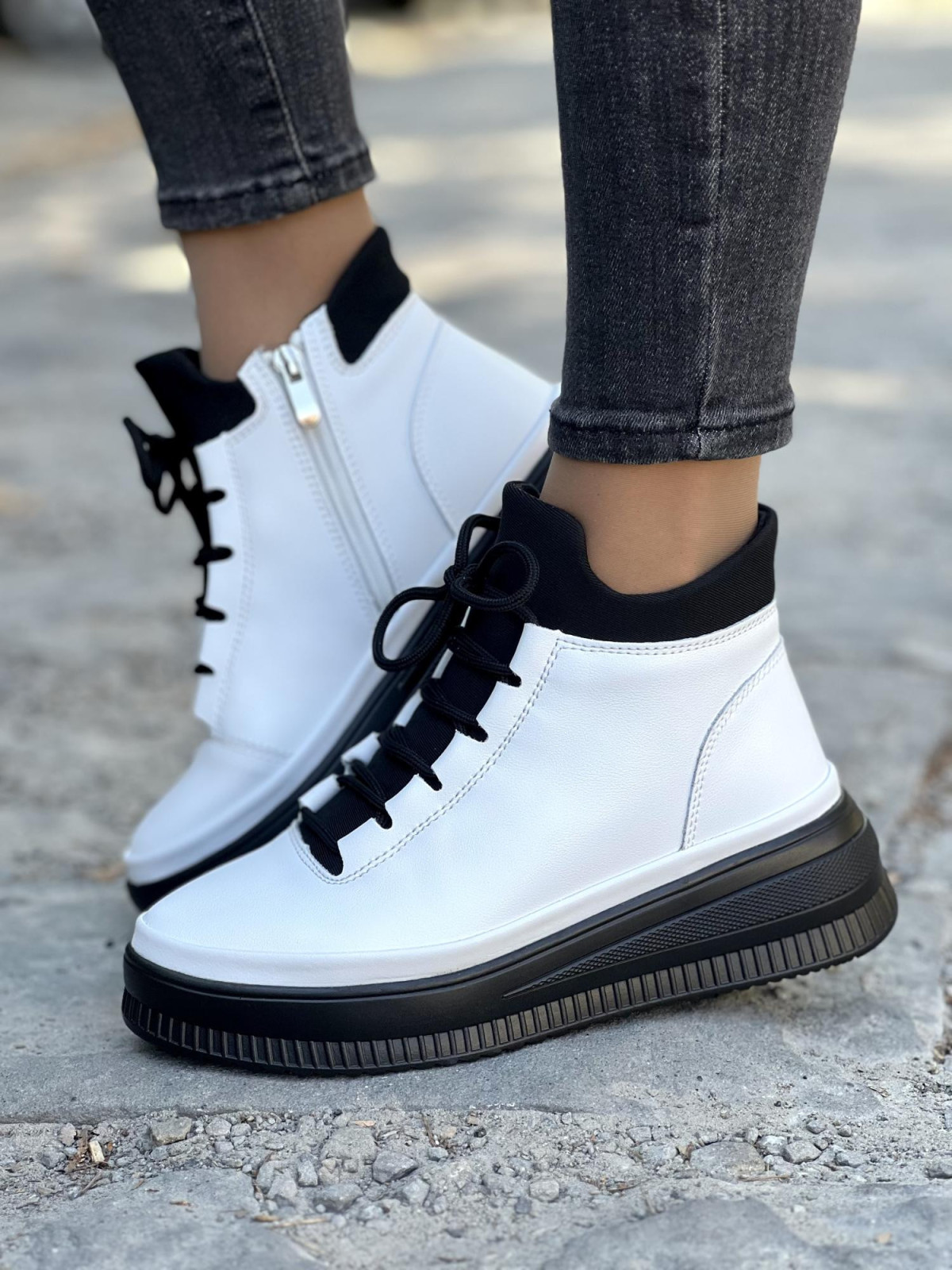 Białe botki ze skóry naturalnej