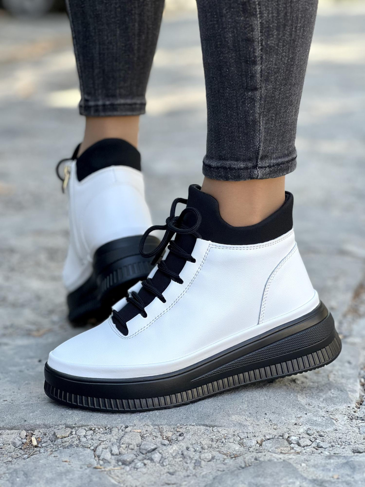 Białe botki ze skóry naturalnej