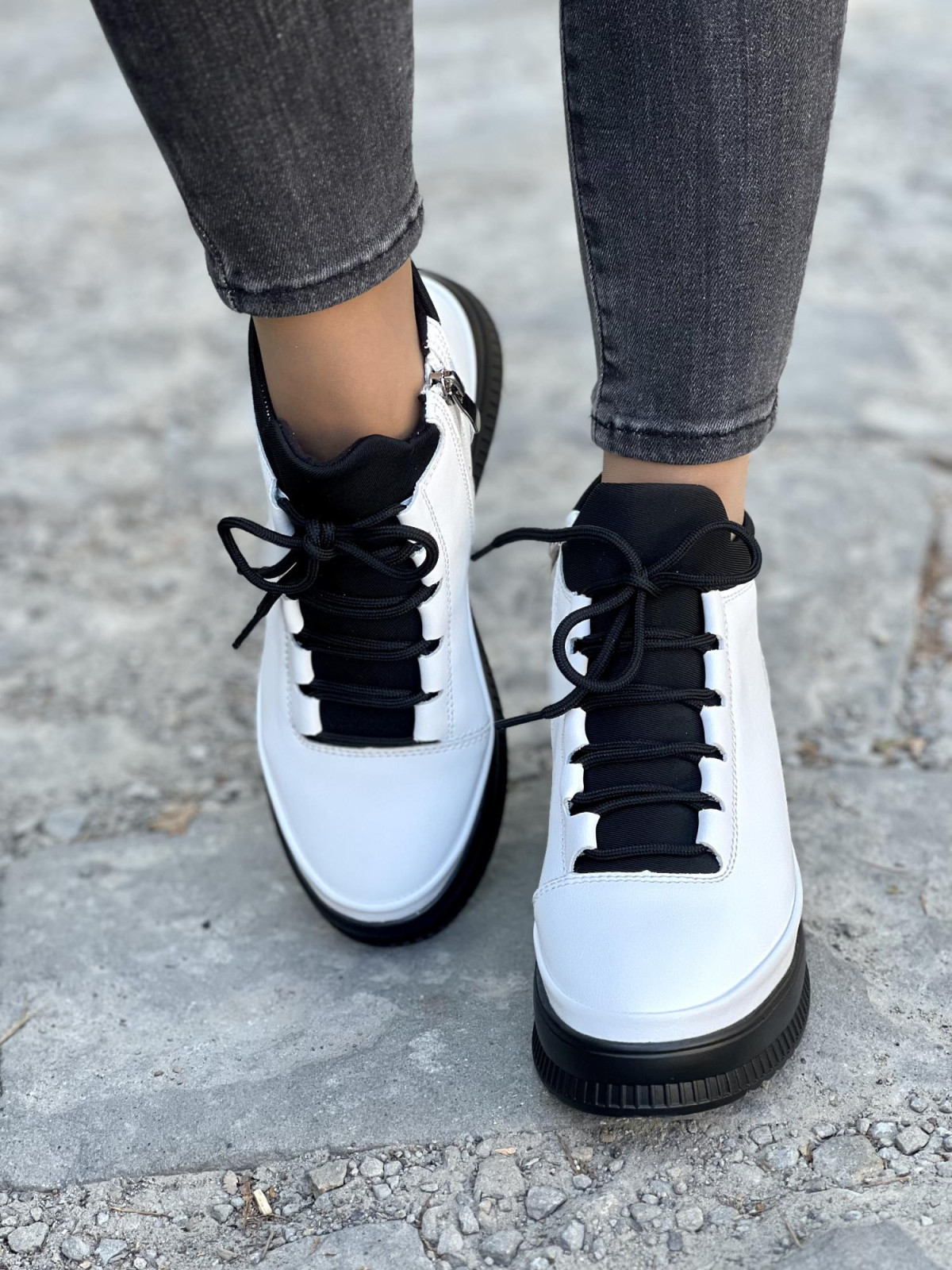 Białe botki ze skóry naturalnej