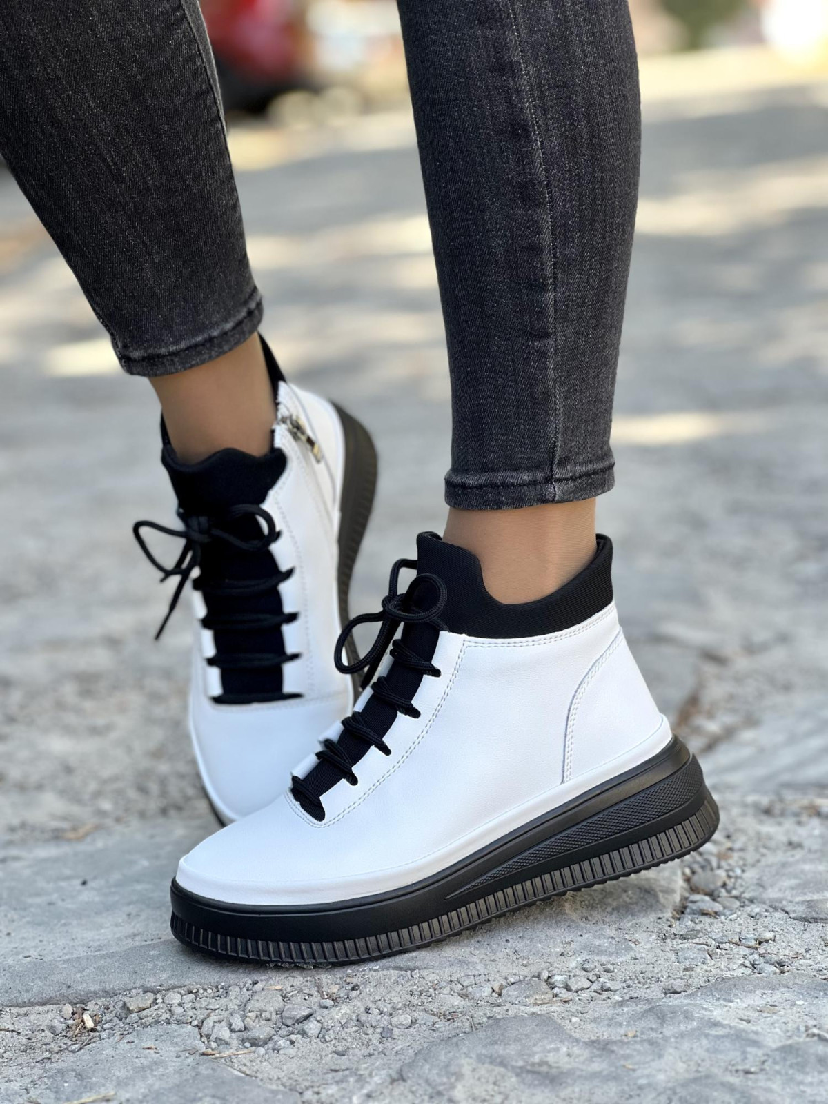 Białe botki ze skóry naturalnej