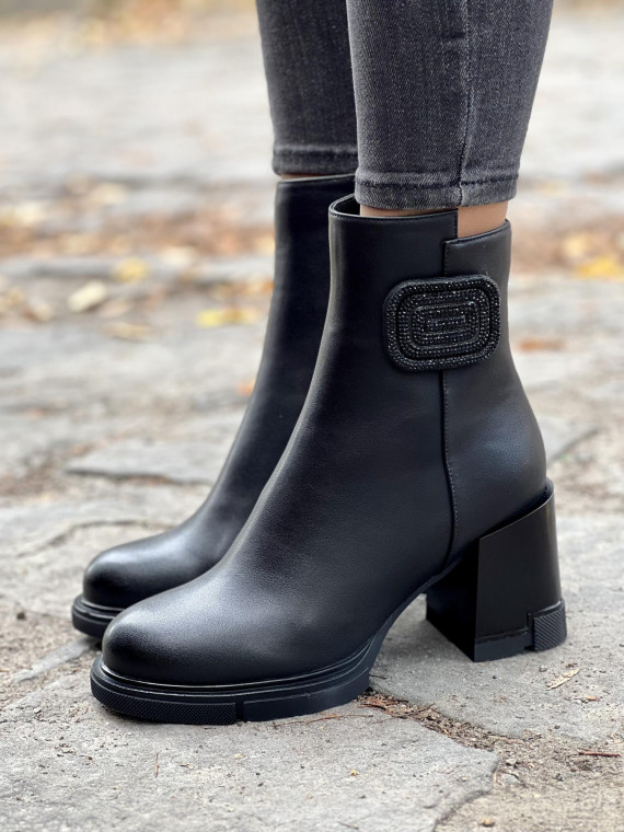 Eleganckie botki wykonane ze skóry naturalnej