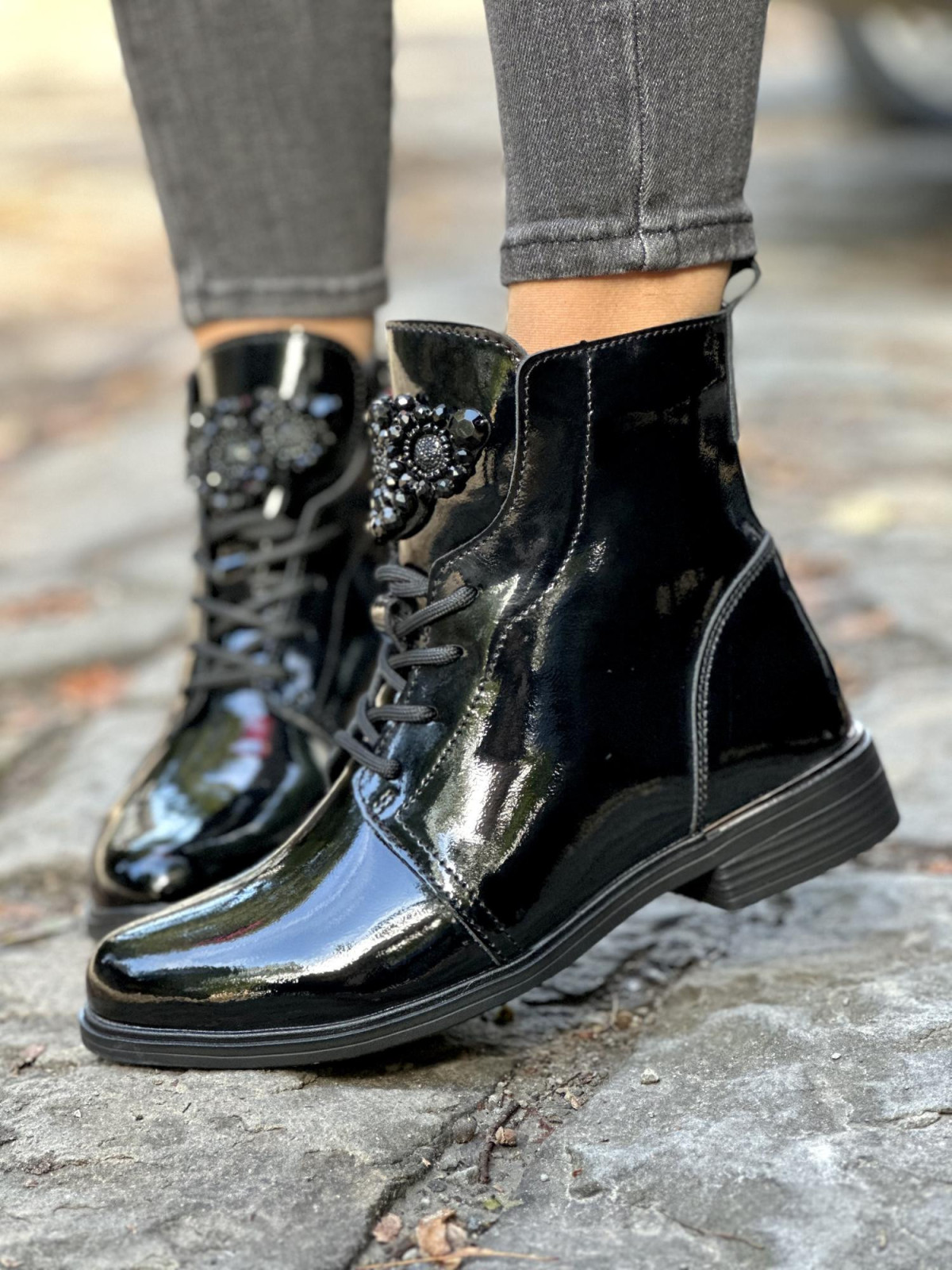 Eleganckie botki wykonane ze skóry naturalnej