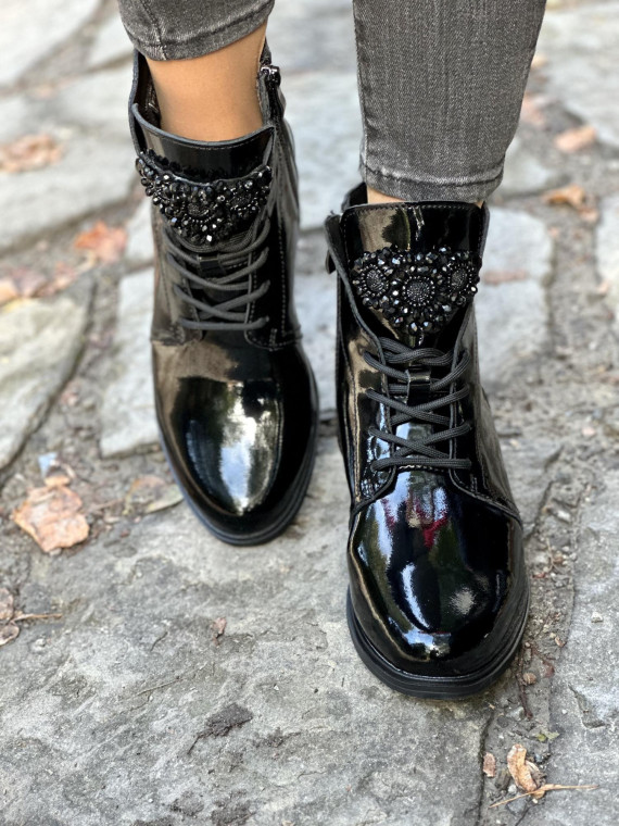 Eleganckie botki wykonane ze skóry naturalnej