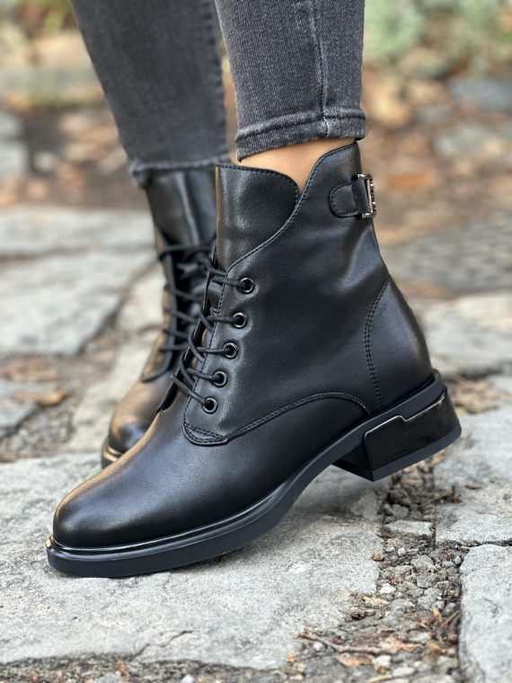 Czarne botki wykonane ze skóry naturalnej