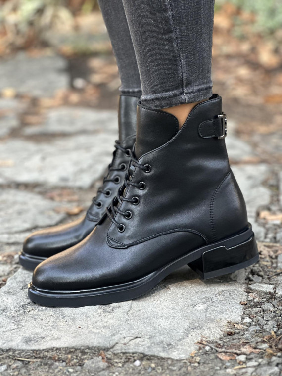Czarne botki wykonane ze skóry naturalnej