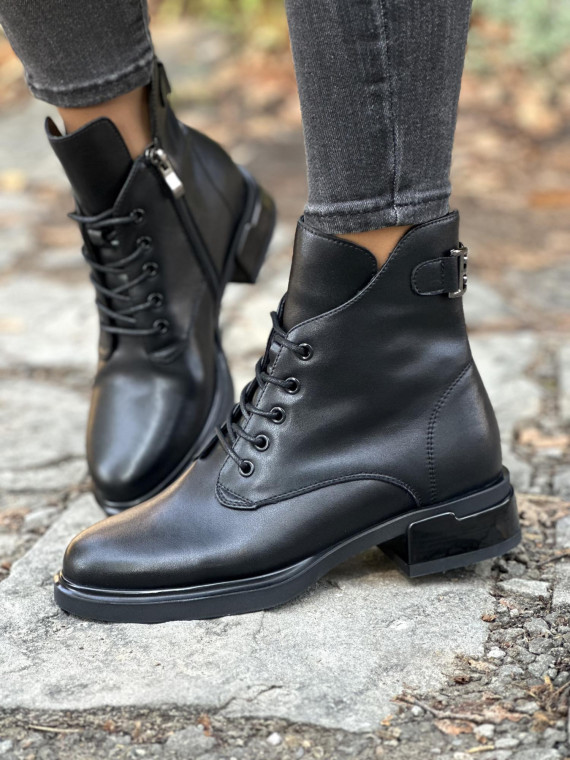 Czarne botki wykonane ze skóry naturalnej