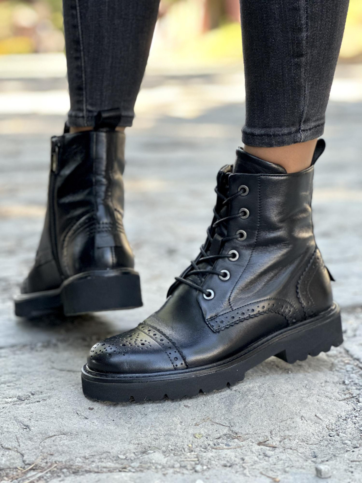 Stylowe botki wykonane ze skóry naturalnej