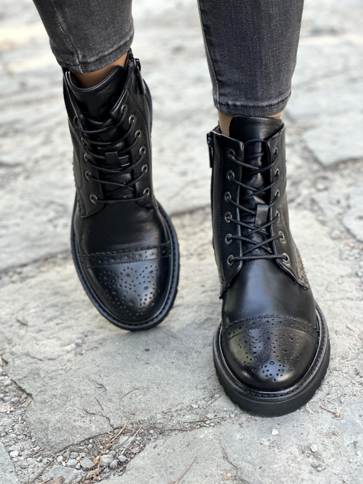 Stylowe botki wykonane ze skóry naturalnej