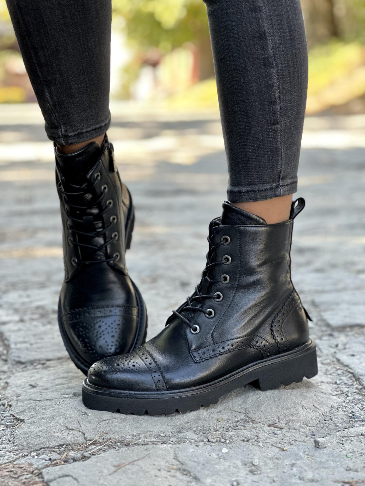 Stylowe botki wykonane ze skóry naturalnej