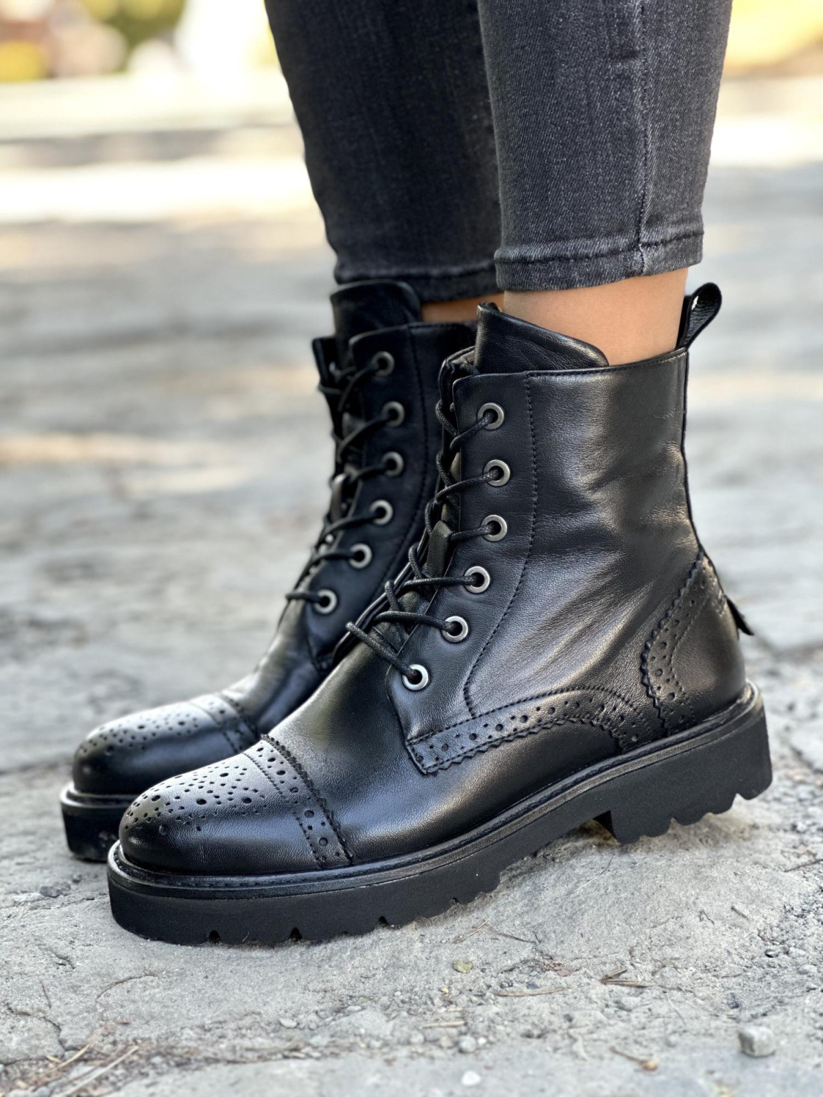 Stylowe botki wykonane ze skóry naturalnej