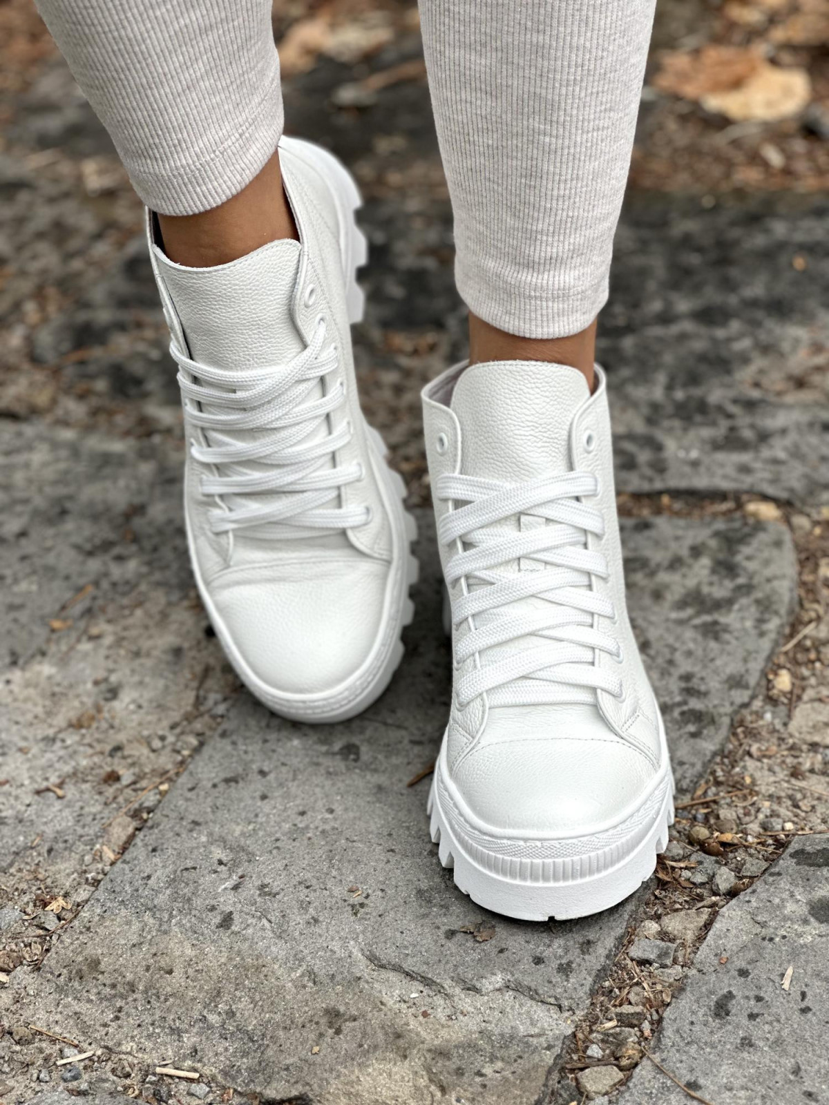 Białe trapery ze skóry naturalnej OLEKSY polskiej produkcji