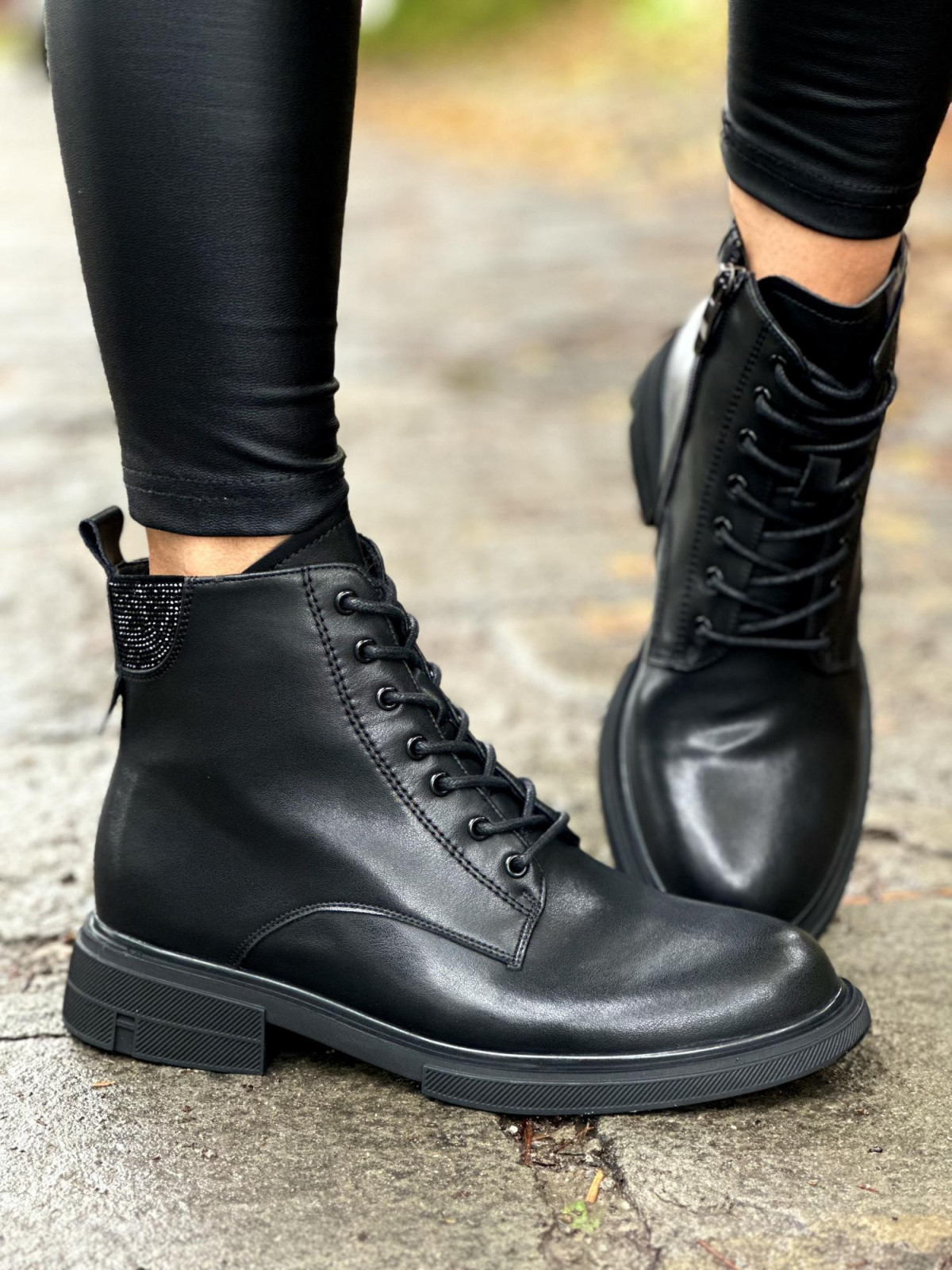 Klasyczne botki wykonane z naturalnej skóry