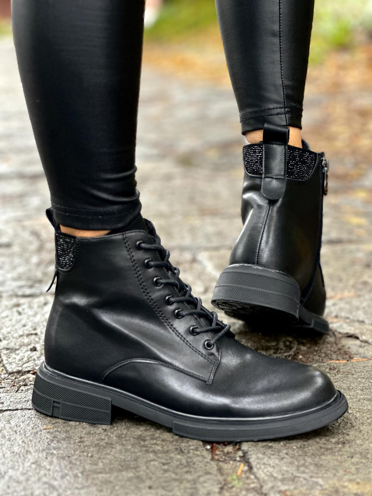 Klasyczne botki wykonane z naturalnej skóry