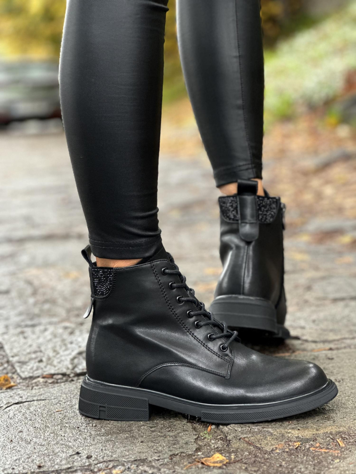 Klasyczne botki wykonane z naturalnej skóry