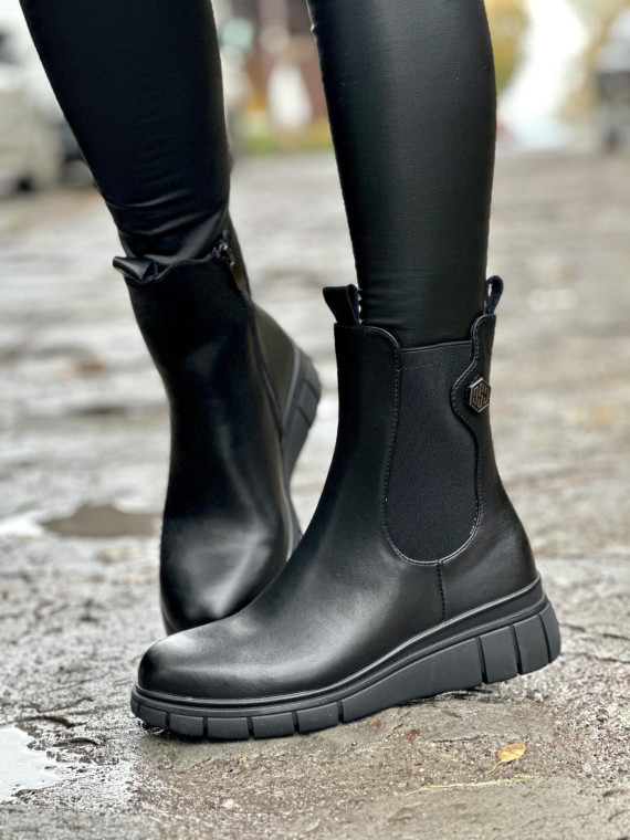 Minimalistyczne botki ze skóry naturalnej