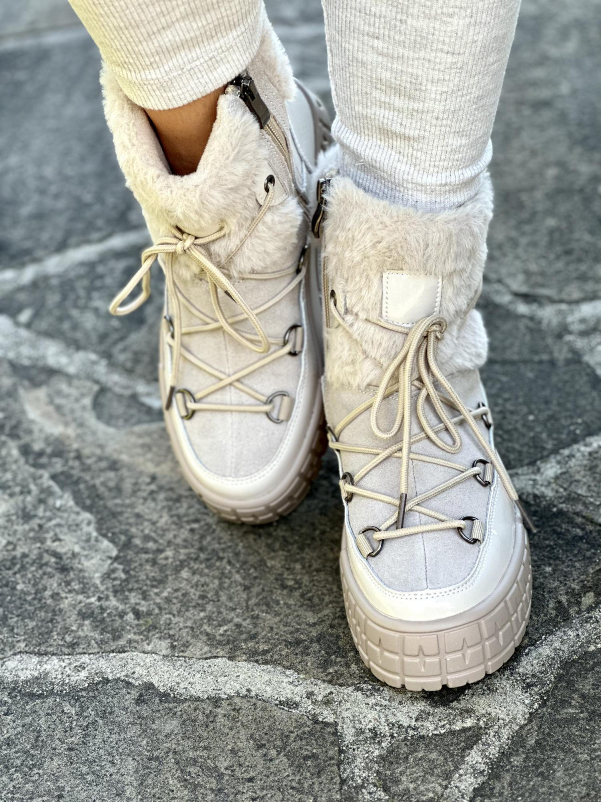 Beżowe śniegowce ze skóry naturalnej